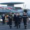 Presiden Prancis Emmanuel Macron (kanan tengah) berada di atas kapal induk Prancis Charles de Gaulle saat lawatannya ke Siprus, 9 Maret 2026. (Dok. Gonzalo Fuentes/Pool Photo via AP)