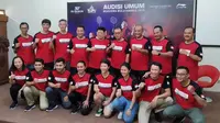 Jajaran pemandu bakat dan pengurus PB Djarum bersama Bupati Karanganyar, Juliyatmono, berfoto bersama. (Bola.com/Vincentius Atmaja)