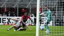 Pemain AC Milan Rafael Leao (kiri) mencetak gol ke gawang Genoa yang dijaga kiper Salvatore Sirigu (kanan) pada pertandingan Serie A di Stadion San Siro, Milan, Italia, 15 April 2022. AC Milan menang 2-0. (AP Photo/Luca Bruno)