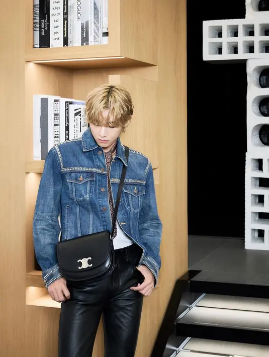 Pesona V BTS memang tak pernah main-main. Tak heran saat ia didapuk menjadi Global Brand Ambassador dari Celine. Di salah satu momen photoshoot bersama Celine, V tampil penuh pesona mengenakan outfit all Celine dan rambut blondenya. [Foto: Instagram/thv]