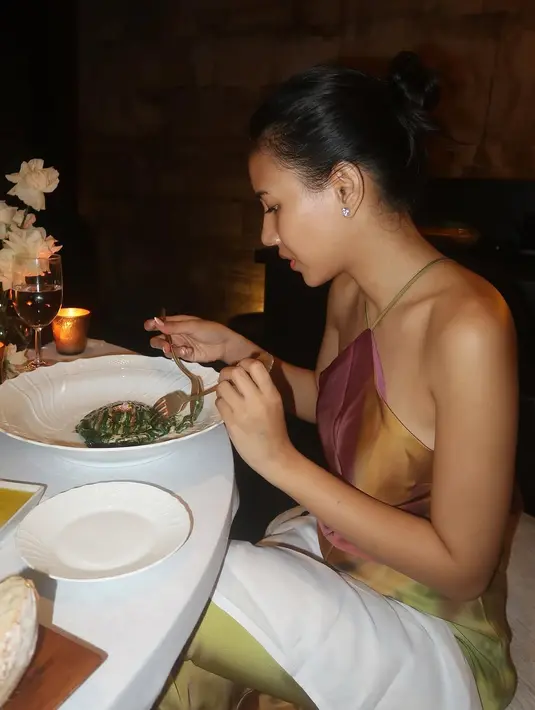 Sebagai aksesori, Shenina Cinnamon kenakan cincin dan anting berlian yang minimalis [@sheninacinnamon]