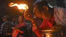 Seorang penyembah berdoa selama perayaan pada hari kesepuluh festival Dashain di sebuah kuil di Bhaktapur di pinggiran Kathmandu, Nepal (15/10/2021). (AFP/Prakash Mathema)