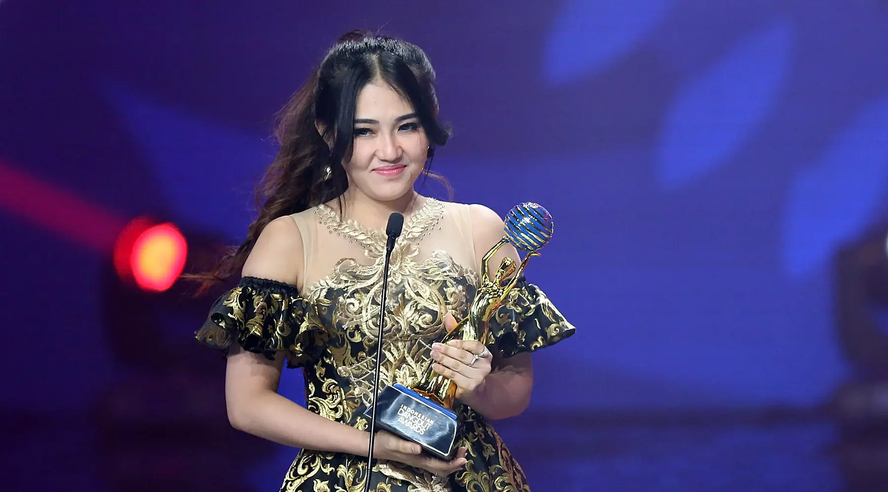 Via Vallen raih piala Indonesian Dangdut Awards 2017 (Bambang E Ros/Bintang.com)
