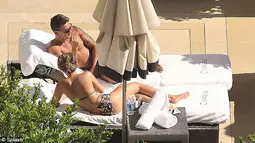  Ozil dan kekasihnya tampak bersantai menikmati sinar matahari di pinggir kolam sebuah hotel berbintang di Las Vegas (Dailymail)