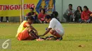 Pesepakbola Persija, Gunawan DwiCahyo (kiri) mendapat perawatan medis akibat jatuh saat latihan di Markas Yon Zikon 14, Jakarta, Senin (24/8/2015). Persija kembali berlatih untuk menghadapi turnamen Piala Presiden 2015. (Liputan6.com/Helmi Fithriansyah)