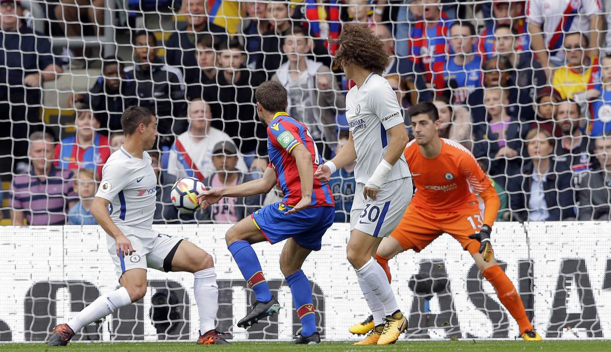 Gelandang Crystal Palace, Yohan Cabaye, melepaskan tendangan ke gawang Chelsea pada laga Premier League di Stadion Selhurst Park, Sabtu (14/10/2017). Crystal Palace menang 2-1 atas Chelsea. (AP/Alastair Grant)