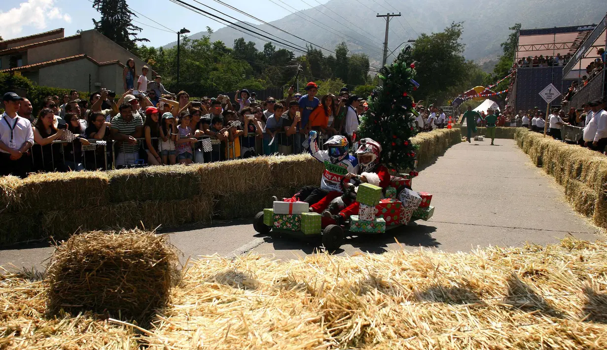 Salah satu peserta mengendarai kendaraannya dalam ajang balap mobil 'Kotak sabun' Red Bull Soapbox di Santiago, Chili, Minggu (27/11). Para pengemudi mengandalkan gaya gravitasi bumi karena kendaraan mereka tidak memiliki mesin. (REUTERS/Jonathan Faus)