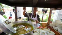 Pihak Istana mengundang puluhan Usaha Mikro, Kecil, dan Menengah (UMKM) untuk menyajikan makanan tradisional dalam perayaan HUT ke-81 RI di Istana Merdeka, Jakarta. (Liputan6.com/Lizsa Egeham)