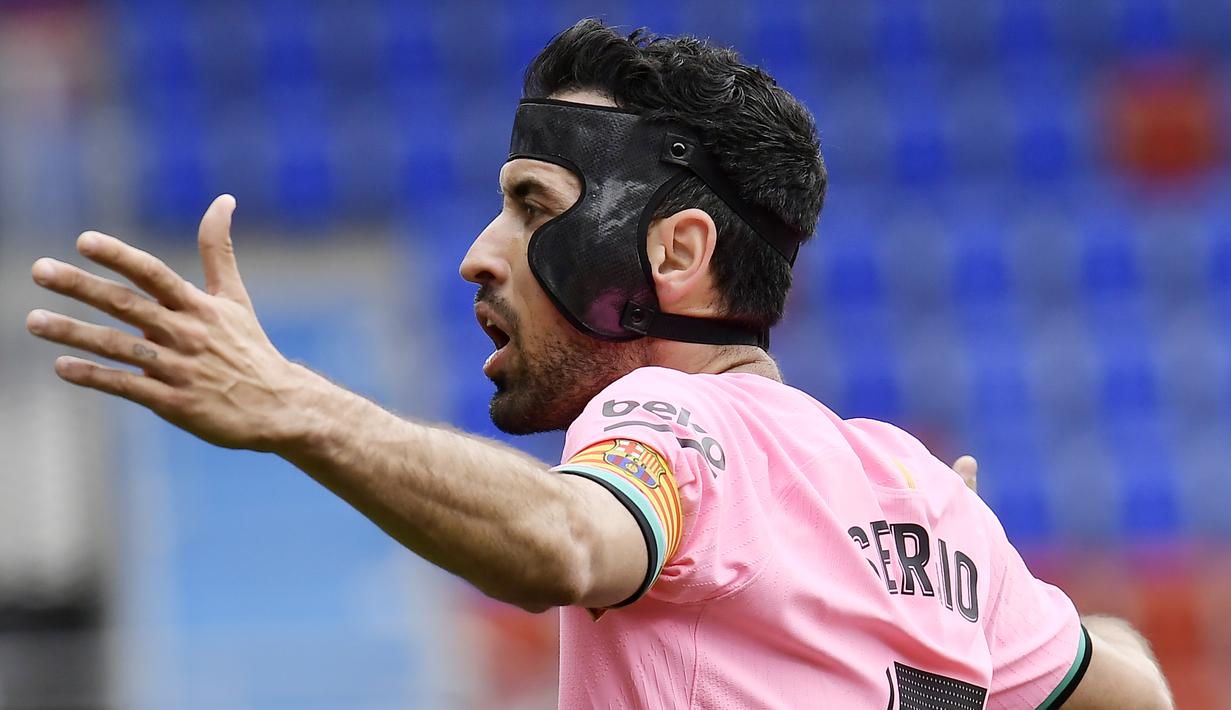 Pemain Barcelona, Sergio Busquets, mengontrol bola saat melawan Eibar pada laga Liga Spanyol di Stadion Ipurua, Sabtu (23/5/2021). Barcelona menang dengan skor 1-0. (AP/Alvaro Barrientos)