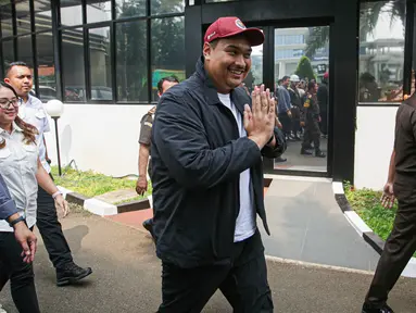 Menteri Pemuda dan Olahraga Dito Ariotedjo tersenyum saat tiba di Gedung Kejagung RI, Jakarta, Senin (3/7/2023). (Liputan6.com/Faizal Fanani)