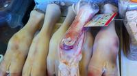 Tumpukan kaki sapi yang belum dipotong. (Liputan6.com/IG/Flblbl)