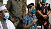 Sekretaris Umum FPI Munarman (kanan) memberikan keterangan terkait aksi penyerangan terhadap polisi oleh Laskar FPI di Petamburan III, Jakarta, Senin (7/12/2020). Polisi menembak mati enam orang yang mengawal rombongan Rizieq Shihab. (Liputan6.com/Faizal Fanani)
