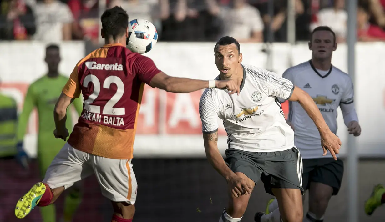Striker Manchester United, Zlatan Ibrahimovic, melakukan debut saat menghadapi Galatasaray di Stadion Ullevi, Gothenburg, Swedia, Sabtu (30/7/2016). Pada laga uji coba itu MU berhasil menang 5-2 dan Ibra berhasil mencetak gol. (AFP/TT News Agency)