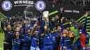 Para pemain Chelsea mengangkat piala saat menjuarai UEFA Conference League 2024/2025 setelah mengalahkan Real Betis dalam partai final yang berlangsung di Tarczynski Arena, Wroclaw, Polandia, Kamis (29/05/2025) dini hari WIB. (AP Photo/Denes Erdos)