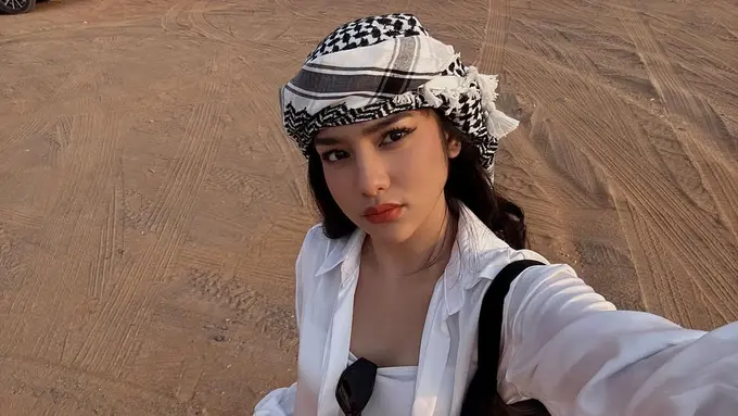 Davina Karamoy Tampil Bak Wanita Timur Tengah di Gurun Dubai, Sorban Monokrom dan Tas Prada yang Mencuri Perhatian