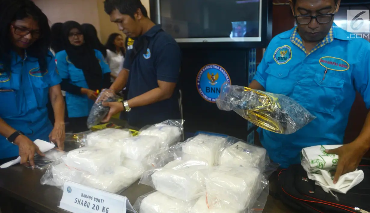 Petugas BNN menunjukkan barang bukti sabu seberat 20 Kg jaringan Malaysia di Kantor BNN, Jakarta, Kamis (26/4). Para tersangka yang ditangkap merupakan jaringan Malaysia. (Merdeka.com/Imam Buhori)