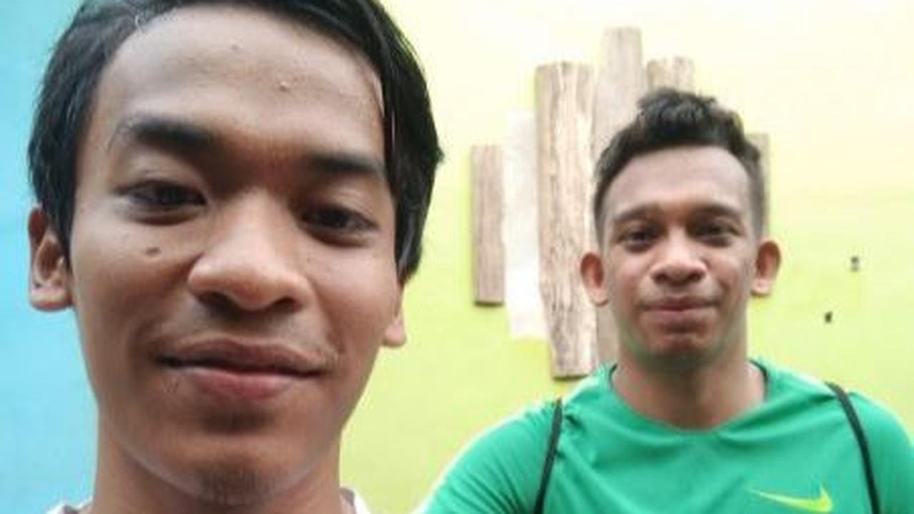 Rifki juga kembali bertemu Runtoboy ketika melakukan training camp Timnas di Jogja. Tak ingin ketinggalan momen, ia juga meminta foto bareng pemain asal Jayapura itu.