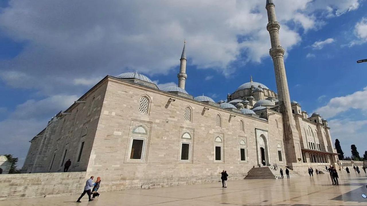 Masjid Fatih di Istambul Turki di bangun di atas bekas gereja yang rusak akibat gempa