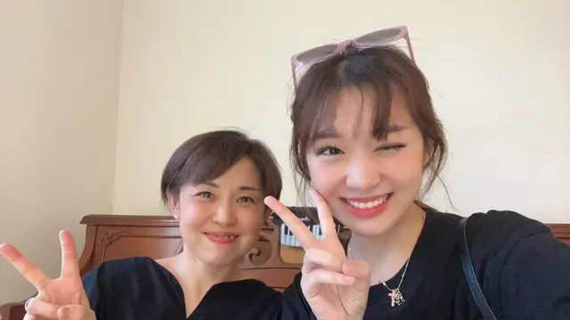 7 Potret Kedekatan Livy Renata dan Tomo ‘Waseda Boys’ Kencan di Disneyland Jepang