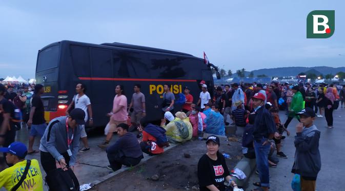 Banyak orang yang terlantar menunggu bus setelah menyaksikan keseruan MotoGP Indonesia 2022 di Sirkuit Mandalika, Lombok, Minggu (20/3/2022). (Wiwig Prayugi/Bola.com)