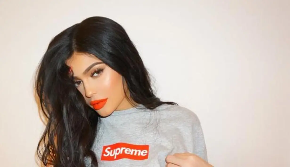 Namun ia pun kembali bercuit di Twitter, "Tetap mencintaimu Snap. Cinta pertamaku." (instagram/KylieJenner)