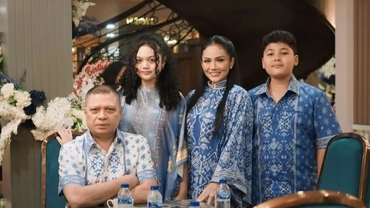Pesona Serasi Keluarga Kris Dayanti dalam Balutan Sarimbit Lebaran Bernuansa Biru di Perayaan Ulang Tahun Anang Hermansyah