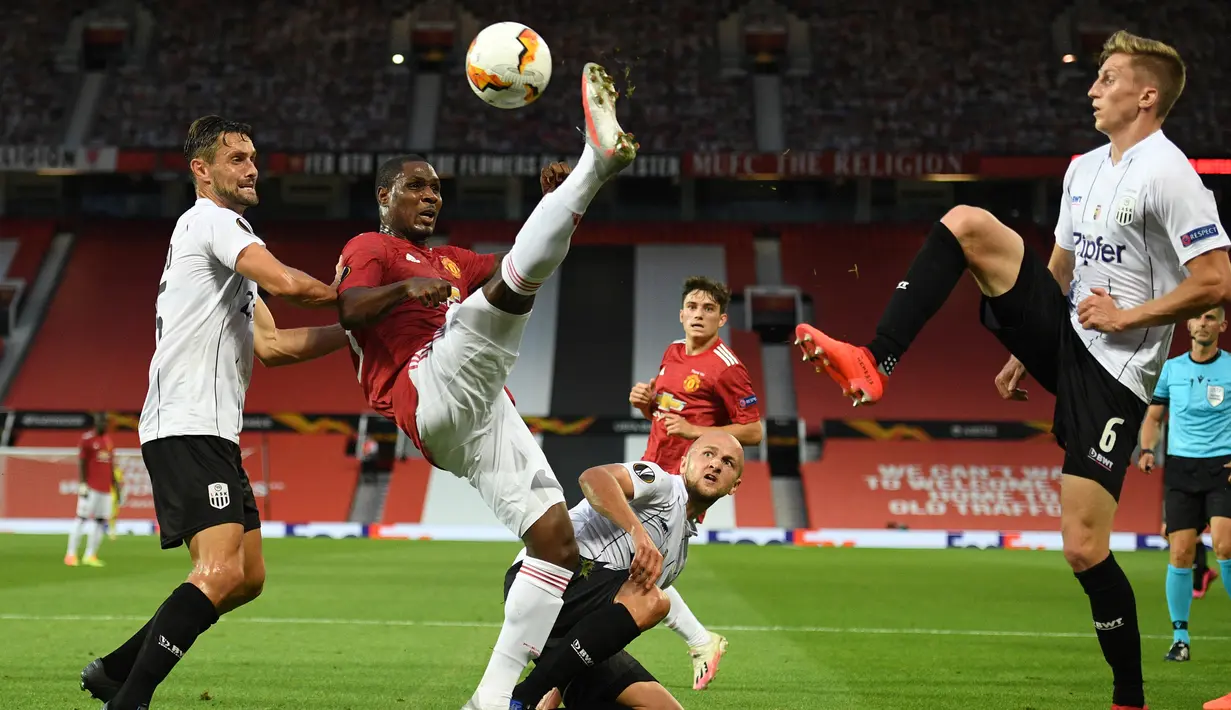 Striker Manchester United, Odion Ighalo, berebut bola dengan pemain LASK pada laga leg kedua 16 besar Liga Europa 2019/2020 di Old Trafford, Kamis (6/8/2020) dini hari WIB. Manchester United menang agregat 7-1 atas LASK. (AFP/Oli Scarff)