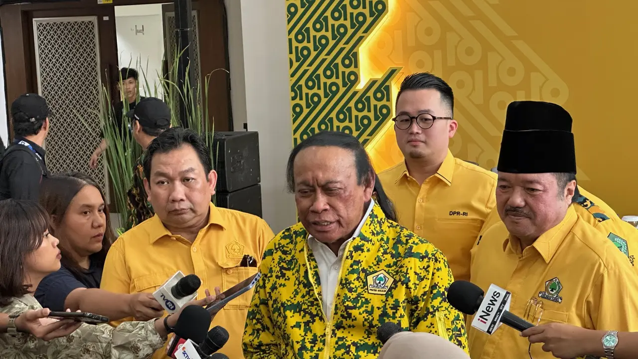 Politisi senior Golkar Muhidin Mohamad Said di Kantor DPP Partai Golkar, Jakarta Barat, Sabtu (18/10/2025).
