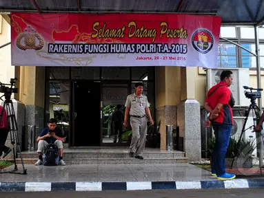 Beberapa wartawan menunggu acara rapat kerja teknis (rakernis) di depan aula Gedung Rupatama Mabes Polri, Jakata, Selasa (26/5/2015). Acara rakernis humas polri berlangsung secara tertutup. (Liputan6.com/Yoppy Renato)