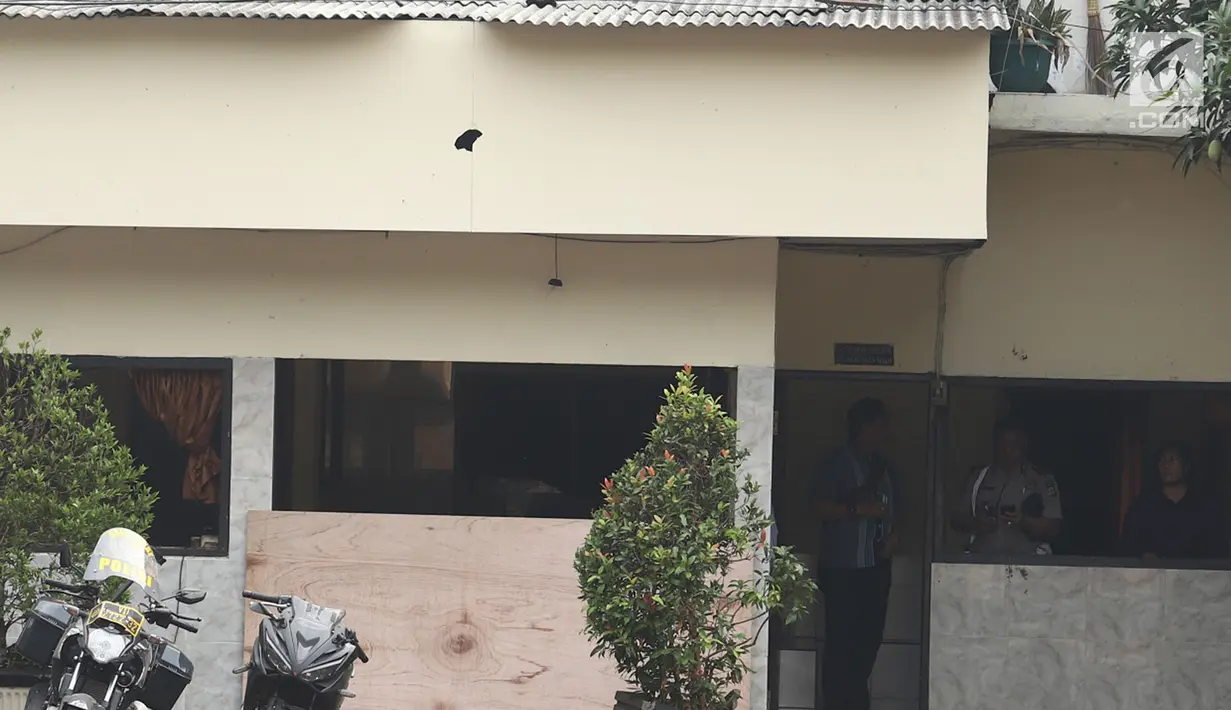 Triplek menutupi kantor Polsek Ciracas seusai perusakan dan pembakaran oleh sekelompok massa di Jakarta, Rabu (12/12). Belum diketahui tujuan massa mendatangi Polsek Ciracas hingga terjadi pembakaran pada Rabu dinihari tadi. (Liputan6.com/Herman Zakharia)