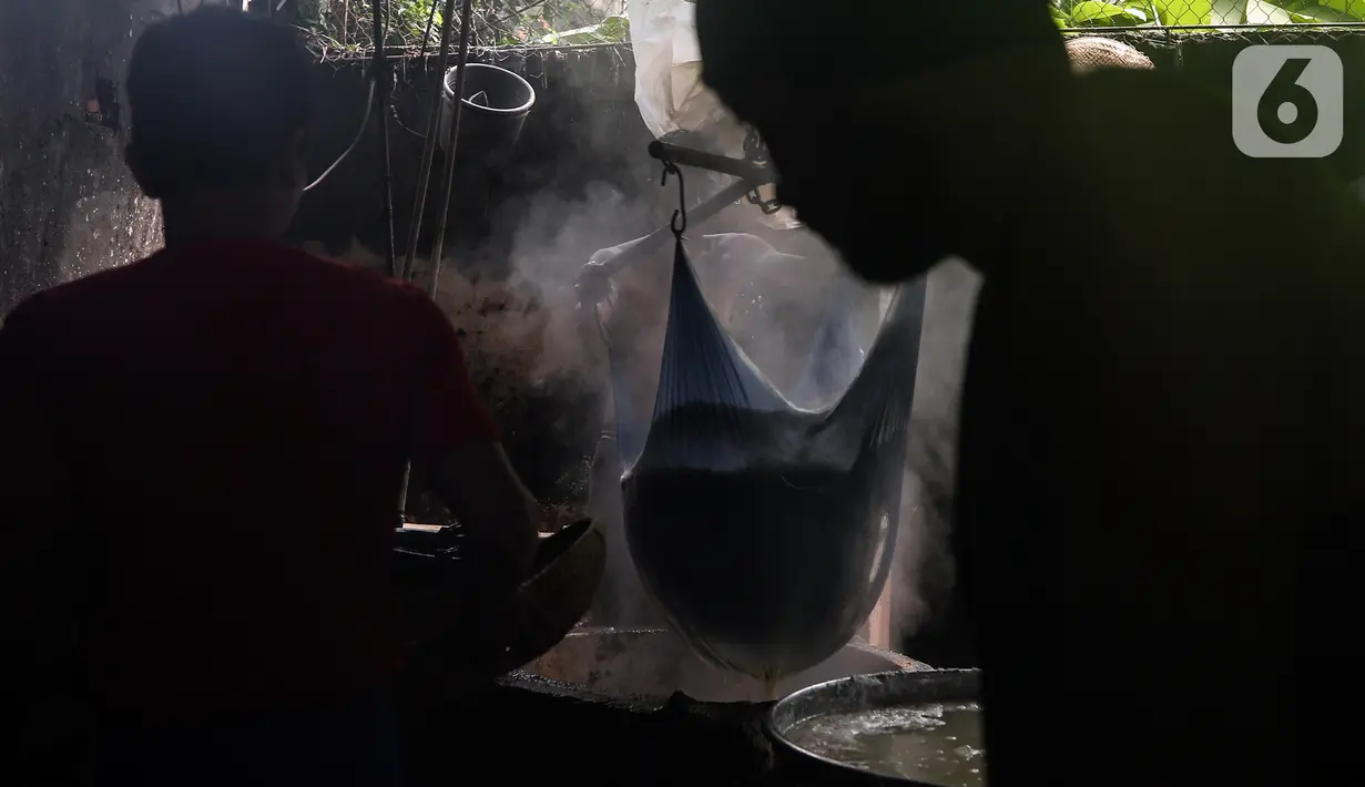 Pekerja menyaring ampas kedelai pada proses pembuatan tahu di salah satu sentra produksi tahu di Jakarta, Selasa (25/5/2021). Berdasarkan tren harga yang dikutip dari Chicago Board of Trade (CBOT), harga kedelai dunia masih mengalami kenaikan. (Liputan6.com/Johan Tallo)