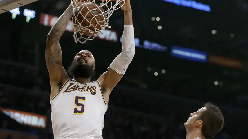 Pemain Lakers Tyson Chandler melakukan dunk saat mengalahkan Kings di lanjutan NBA