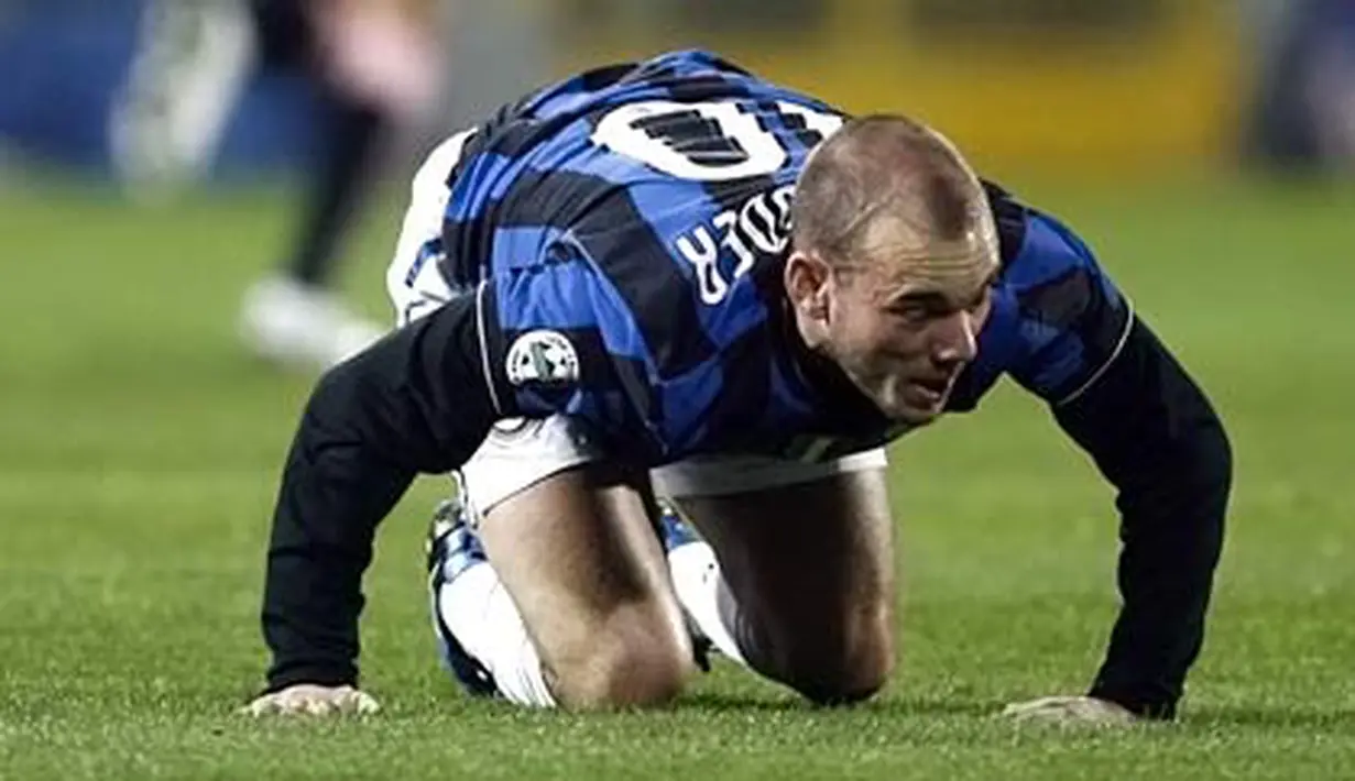 Frustasinya gelandang Inter Milan, Wesley Snijder ketika ditahan imbang 1-1 Palermo pada partai Serie A di Renzo Barbera Stadium, Palermo 20 Maret 2010. AFP PHOTO/MARCELLO PATERNOSTRO