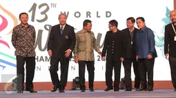 Menpora Imam Nahrawi (ketiga kiri) berbincang dengan Duta Wushu Dunia Jet Li didampingi oleh para tamu lainnya pada pembukaan Kejuaraan Dunia Wushu ke-13 di Jakarta Convention Centre, Jakarta, Jumat (13/11/2015). (Liputan6.com/Angga Yuniar)