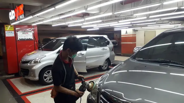 Poles mobil di Auto Glaze Express