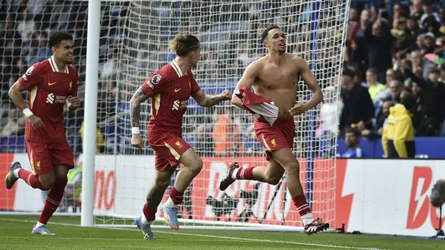 Foto: Gol Kaki Kiri Pertama Trent Alexander-Arnold Bawa Liverpool Selangkah Lagi ke Gelar Juara Liga Inggris