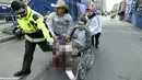 Tim medik membawa korban BomBoston Maraton.