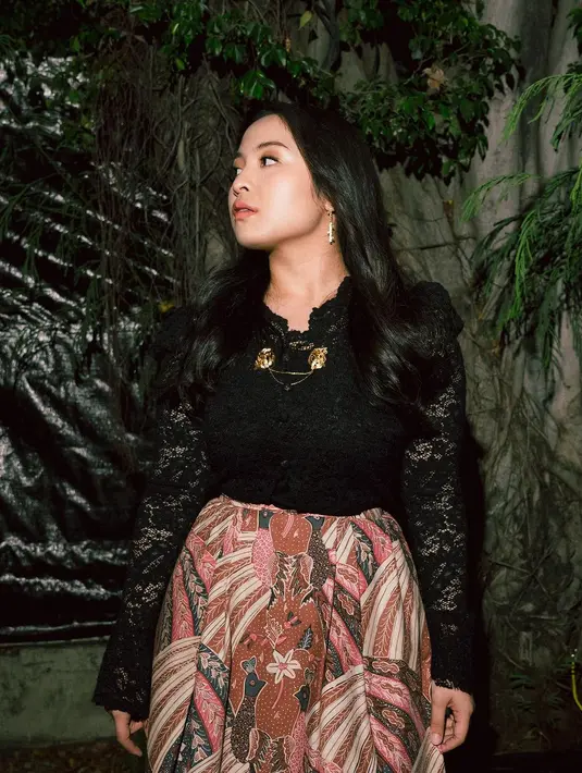 Pelantun lagu “Untungnya, Hidup Harus Terus Berjalan” itu berhasil menciptakan tampilan serba hitam yang stylish dan anti  monoton. [@bernadyaribka].