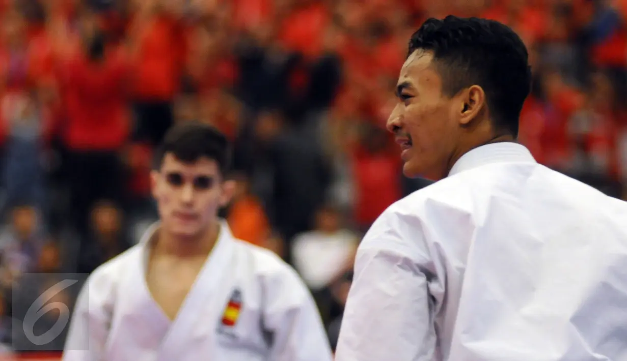 Ahmad Zigi Zaresta (kanan) saat memastikan kemenangan di final Junior Kata Male di WKF World Junior, Cadet and U-21 Championship 2015 di ICE Serpong, Kamis (12/11/2015). Zigi menyumbang emas pertama bagi Indonesia. (Liputan6.com/Helmi Fithriansyah)