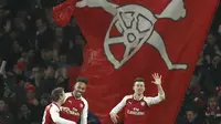 Para pemain Arsenal merayakan gol Laurent Koscielny (kanan) saat melawan Everton pada laga Premier League di Emirates Stadium, London, (3/2/2018). Arsenal menang 5-1. (AFP/Adrian Dennis)