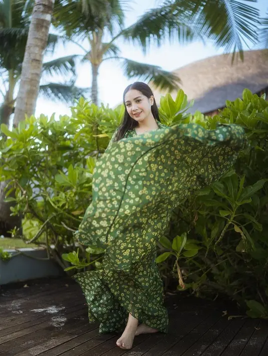 Sedangkan unggahan selanjutnya dia mengaku sedang menjadi model [instagram/raffinagita1717]