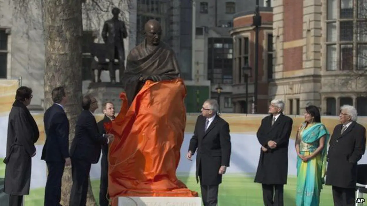 Penampakan Patung Mahatma Gandhi di Lapangan Parlemen Inggris