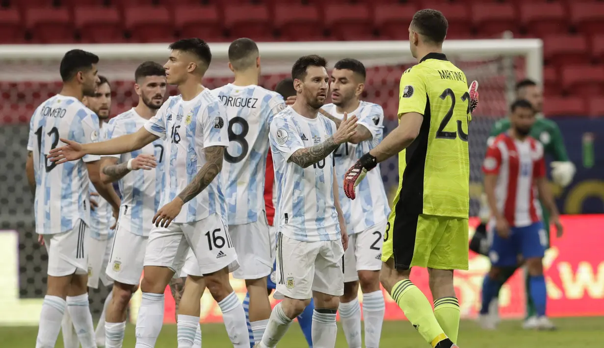 Para pemain Argentina saling menyapa di penghujung pertandingan usai mengalahkan Paraguay pada pertandingan partai matchday 3 Grup A Copa America 2021 di Stadion Nasional, Brasil, Selasa (22/6/2021). Argentina menang tipis atas Paraguay 1-0 berkat gol tunggal Gomez. . (AP Photo/Eraldo Peres)