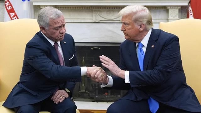 Raja Abdullah II dari Yordania dan Presiden Amerika Serikat Donald Trump saat bertemu di Ruang Oval, Gedung Putih, pada Selasa (11/2/2025).