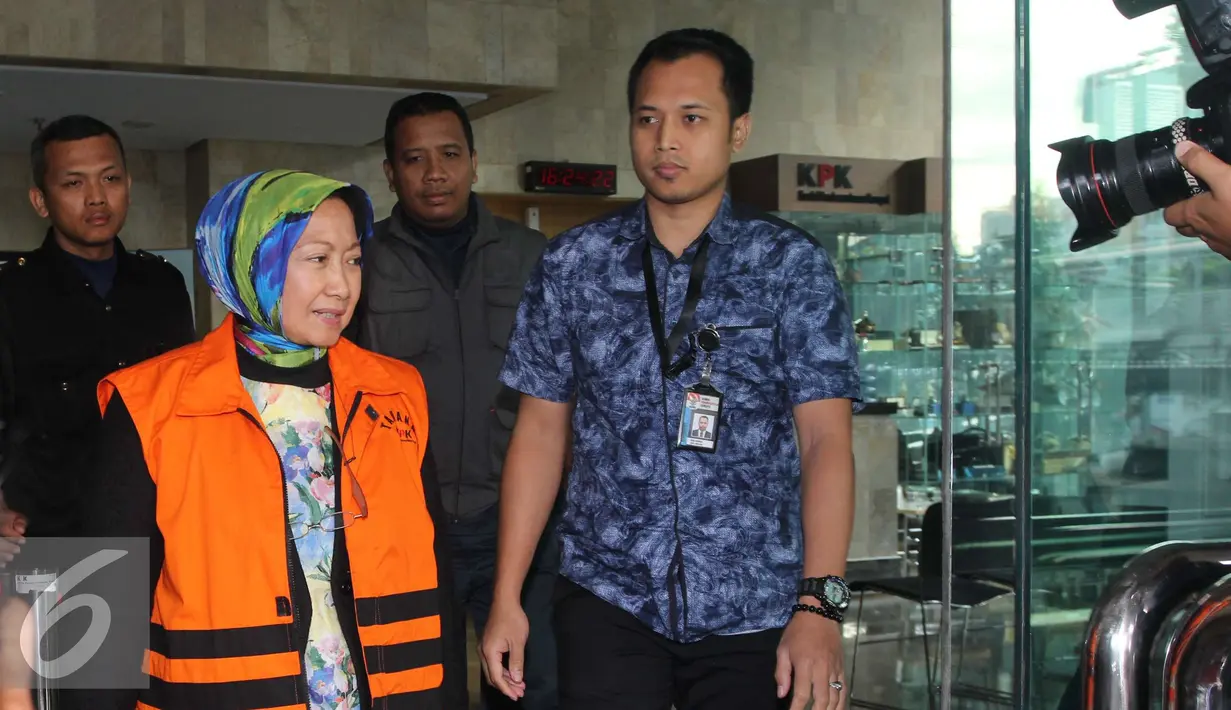 Atty Suharti Tochija berjalan usai menjalani pemeriksaan di Gedung KPK, Jakarta, Rabu (28/12). Atty diperiksa sebagai saksi terkait kasus dugaan korupsi pembangunan Pasar Atas Baru Cimahi tahap II tahun 2017. (Liputan6.com/Helmi Affandi)