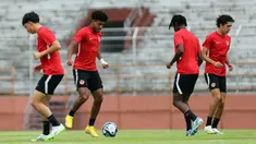 Pemain Timnas Kanada U-17 Taryck Tahid (kedua kiri) menggiring bola saat berlatih bersama rekan-rekannya sebelum pertandingan ketiga babak penyisihan Grup B Piala Dunia U-17 2023 di Stadion Gelora 10 November, Tambaksari, Surabaya, Jawa Timur, Rabu (15/11/2023). (Doc. LOC WCU17/NFL)