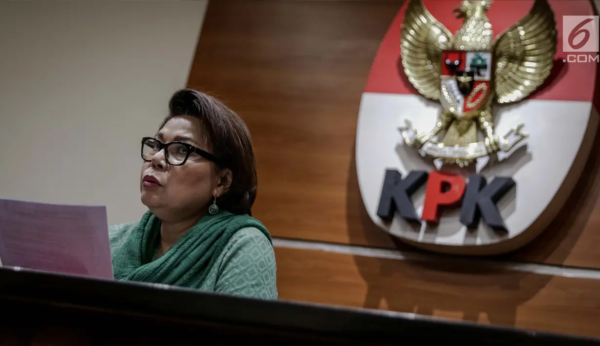 Wakil Ketua KPK, Basaria Panjaitan memberikan keterangan terkait OTT Jambi di Gedung KPK, Jakarta, Rabu (29/11). Dalam operasi senyap yang dilakukan KPK kemarin, ada sekitar 11 orang yang diciduk di Jambi dan Jakarta. (Liputan6.com/Faizal Fanani)