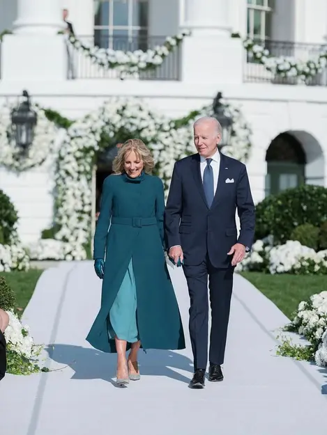 Potret Anggun Cucu Joe Biden, Naomi Biden dalam Gaun ...