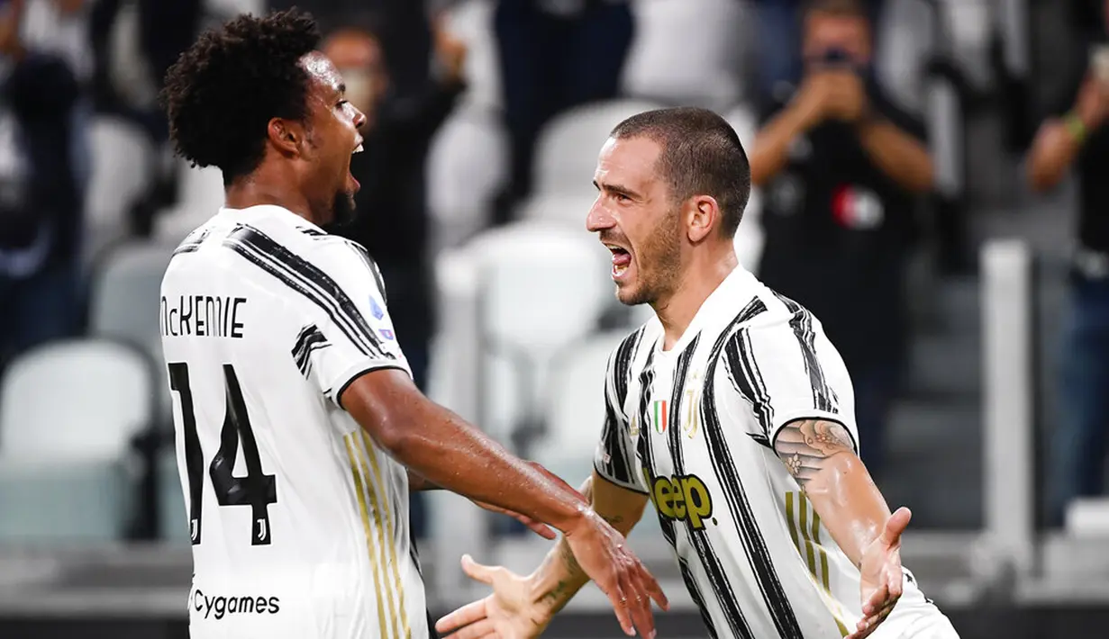 Pemain Juventus Weston McKennie (kiri) dan Leonardo Bonucci merayakan gol Bonucci ke gawang Sampdoria pada pertandingan Serie A di Stadion Allianz, Turin, Italia, Minggu (20/9/2020). Juventus menaklukkan Sampdoria dengan skor 3-0.  (Marco Alpozzi/LaPresse via AP)