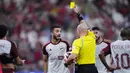 Wasit Szymon Marciniak memberi kartu kuning kepada bek Al Ahly, Mohamed Abdelmonem saat menghadapi Fluminense pada laga semifinal Piala Dunia Klub 2023 di King Abdullah Sports City Stadium, Arab Saudi, Selasa (19/12/2023) dini hari WIB. (AP Photo/Manu Fernandez)